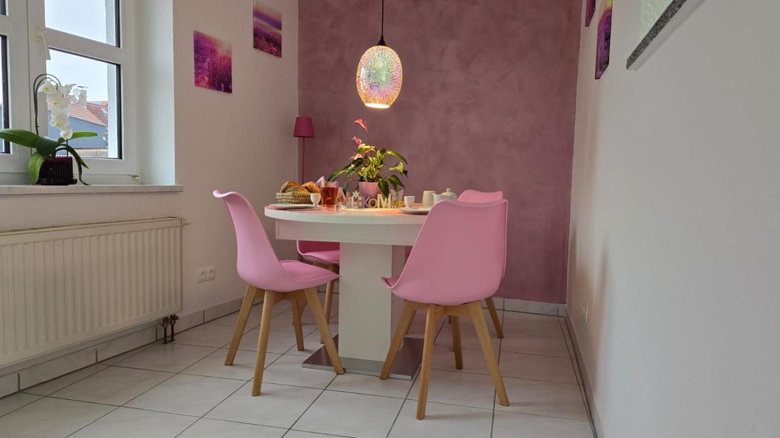 Happy Homes Pink - Up To 5 - Kueche - W-Lan - Netflix - Honig - Badewanne Nidda المظهر الخارجي الصورة